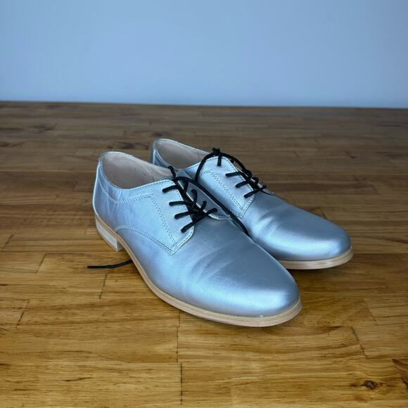 ModCloth Silver Metallic Lace Up Oxford Flat Shoes Size 8 - Picture 1 of 6